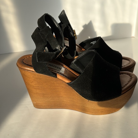 Steve Madden Wedge Heels- size 6, leather upper, synthetic lining, rubber sole - Picture 4 of 9